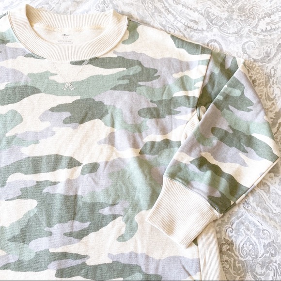 aerie Tops - AERIE Split Hem Sweatshirt Small Green Camo NEW